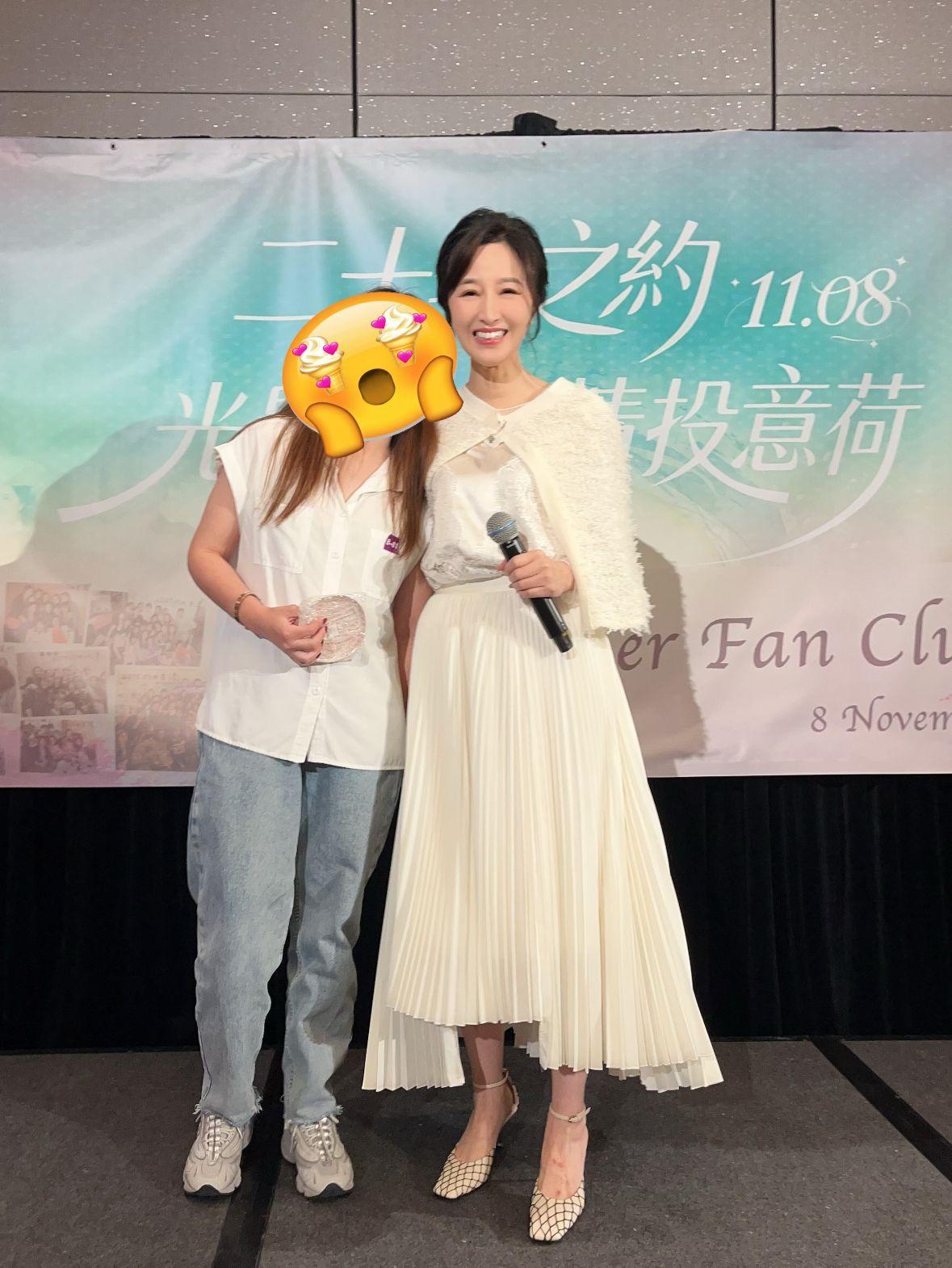 娥姐與在場粉絲拍照留念。