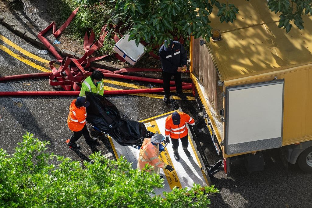 大埔宏福苑五級火|部分遺體運至富山殮房。(美聯社)