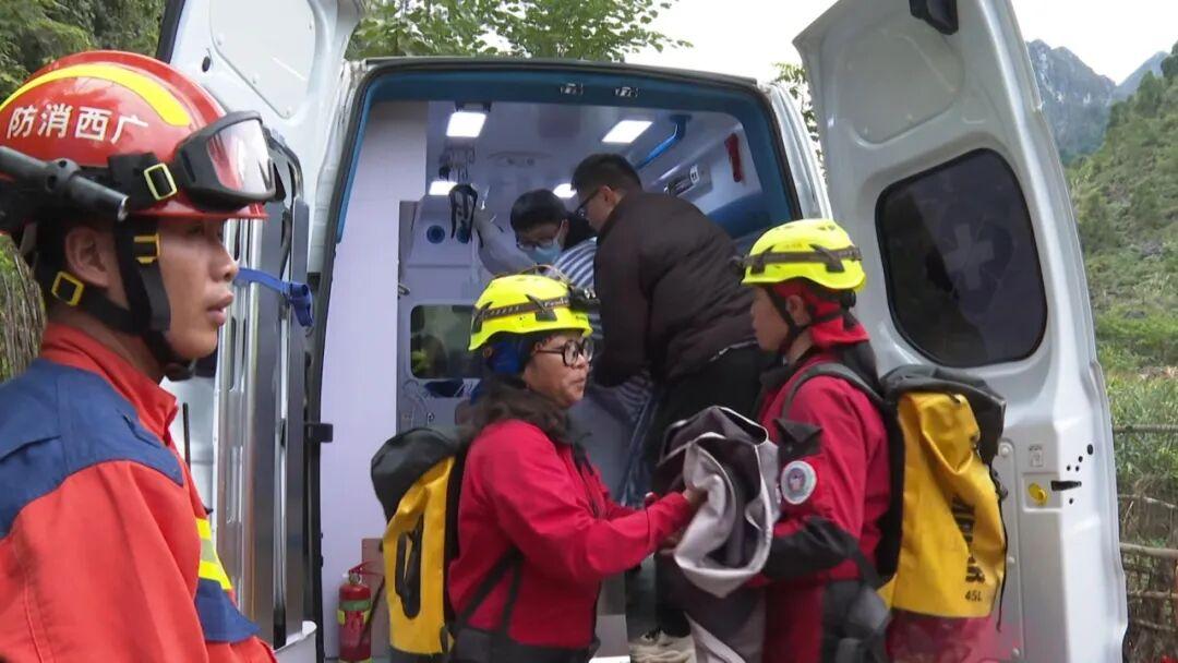 救援人員把被困的韋先生送上救護車。