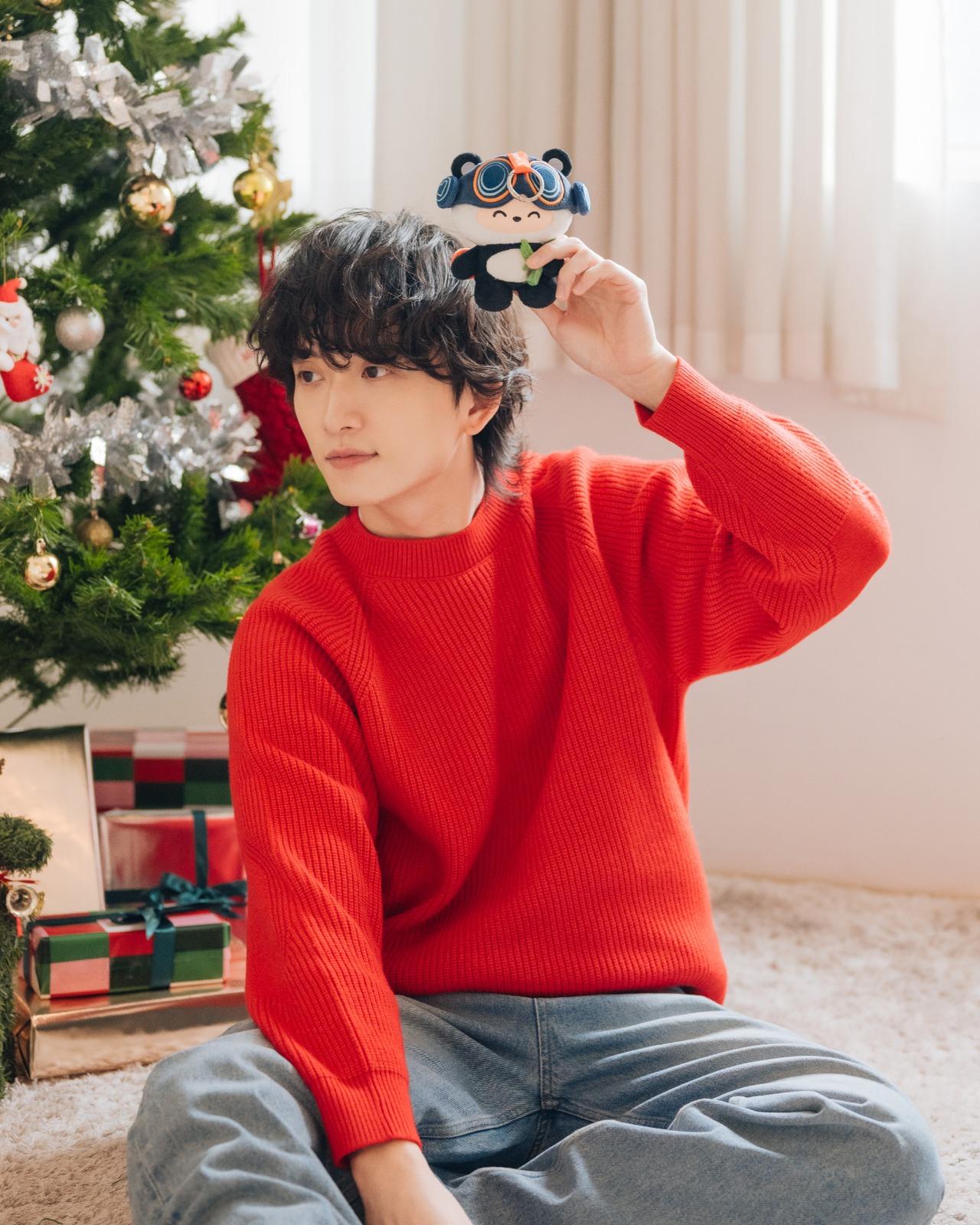 豐澤為滿足網友要求,邀請邱鋒澤率先開箱「聰豐B」首款盲盒系列。