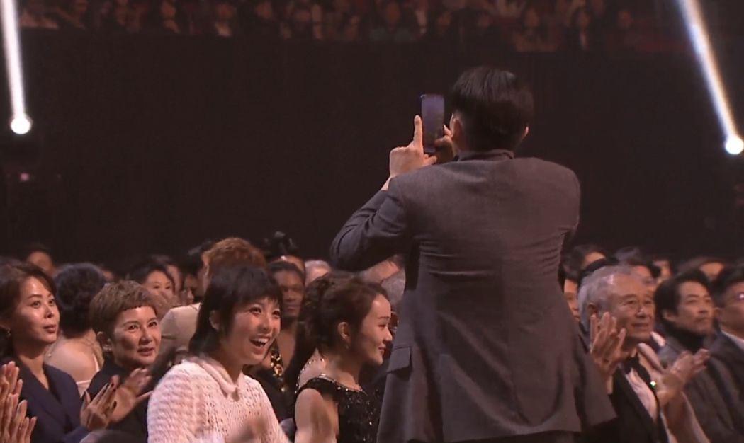 上屆金馬影后鍾雪瑩及角逐金馬影帝的柯煒林為《世外》配音,得知奪獎表現興奮。