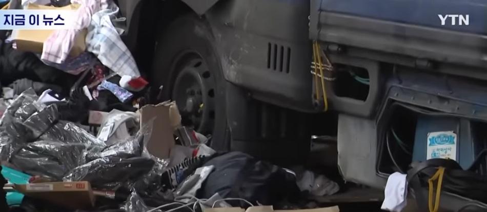 貨車撞上店舖後停下,貨物散落地上。(互聯網)