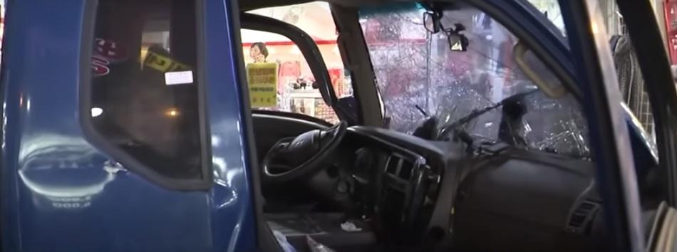 貨車車頭損毀,擋風玻璃碎裂。(互聯網)