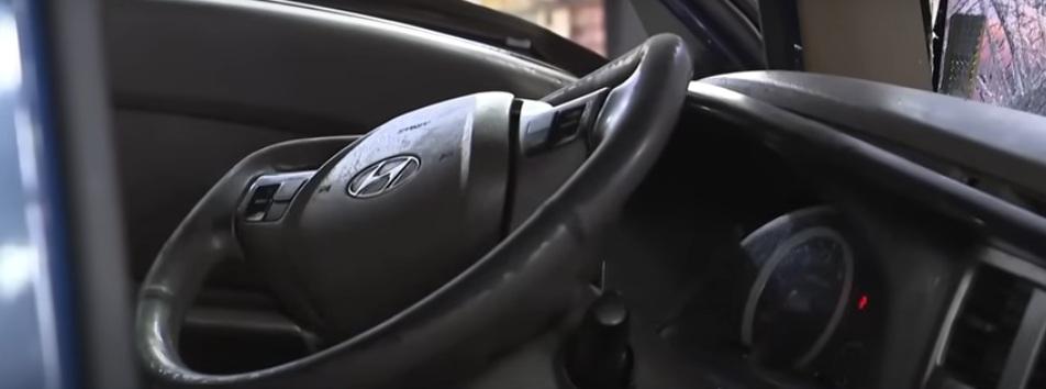 貨車方向盤撞至變形。(互聯網)