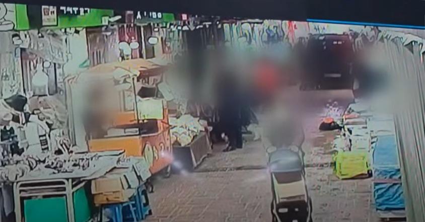 閉路電視片段顯示,事發前貨車停在小巷裡,之後突然向前衝。(互聯網)
