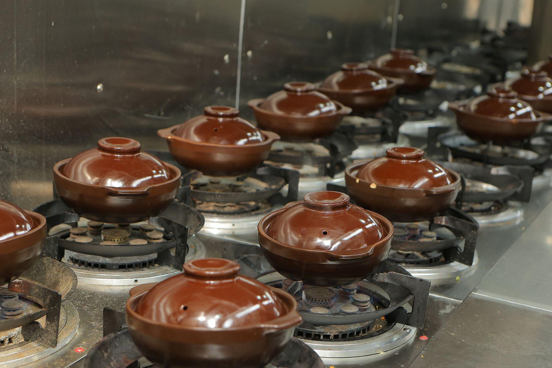 廚房裝置了24頭定時設計的煲仔爐。