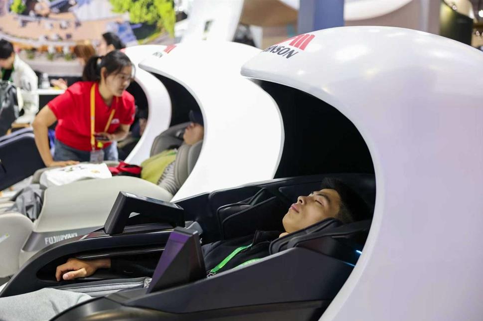 圖為近日舉行的第八屆中國國際進口博覽會消費品展區。(新華社)