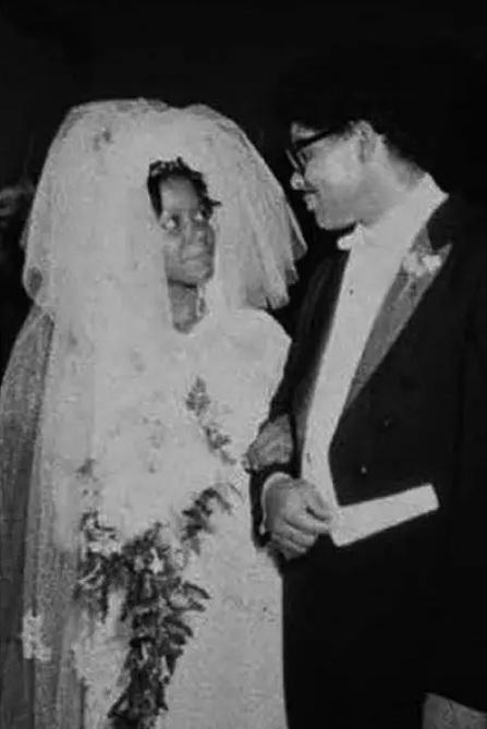 約翰遜多年前的結婚照。(互聯網)