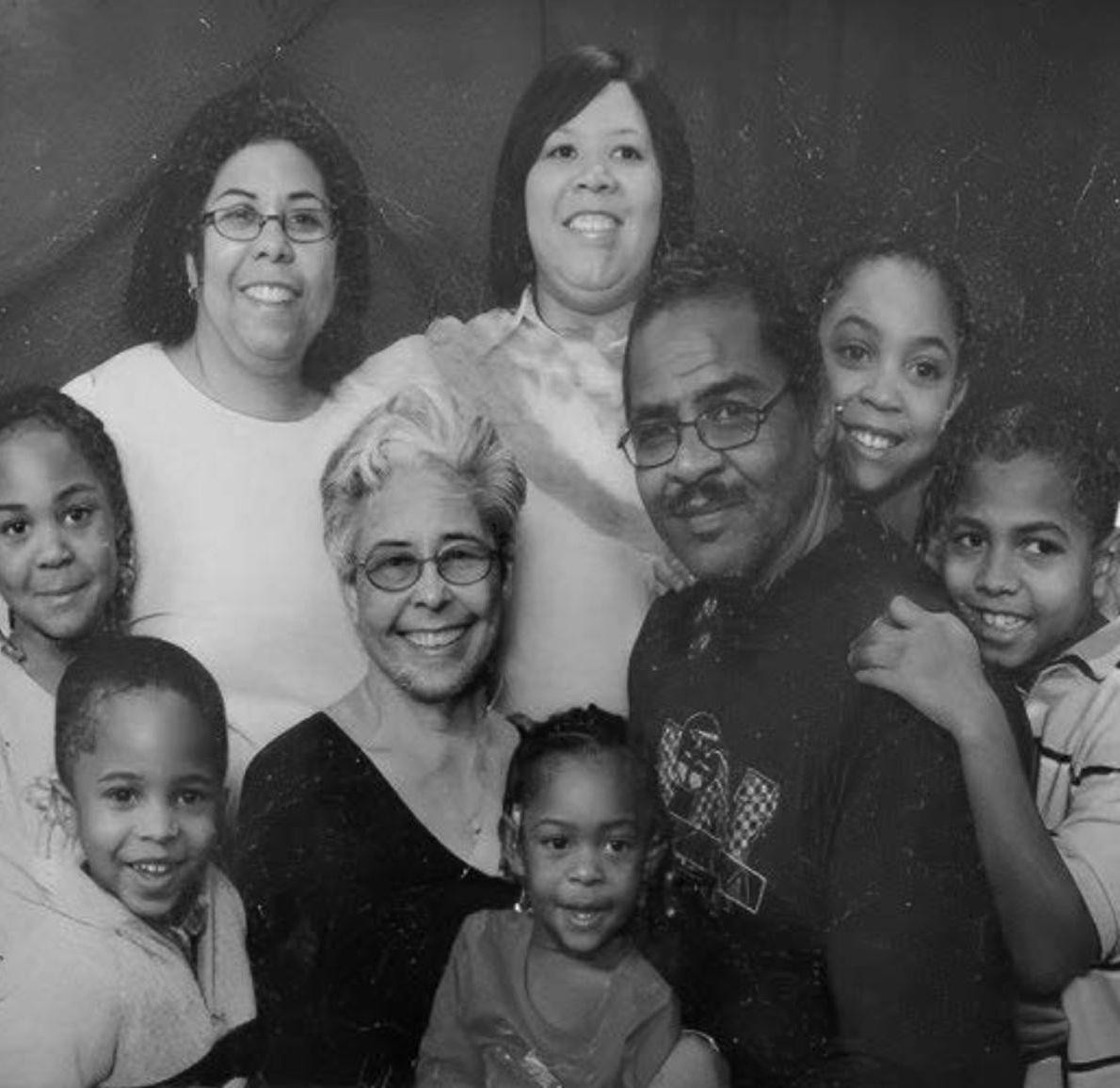 約翰遜生前與家人的合照。(互聯網)