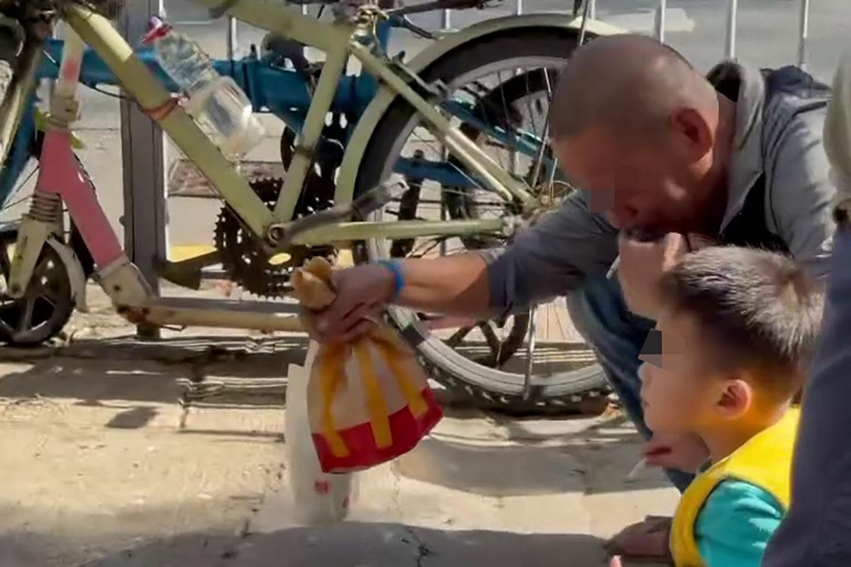 元朗一名幼童在街頭懷疑吸煙,途人目擊後隨即拍片,但只影到幼童手持香煙,身旁的同行老翁卻未見阻止。(Threads影片截圖)