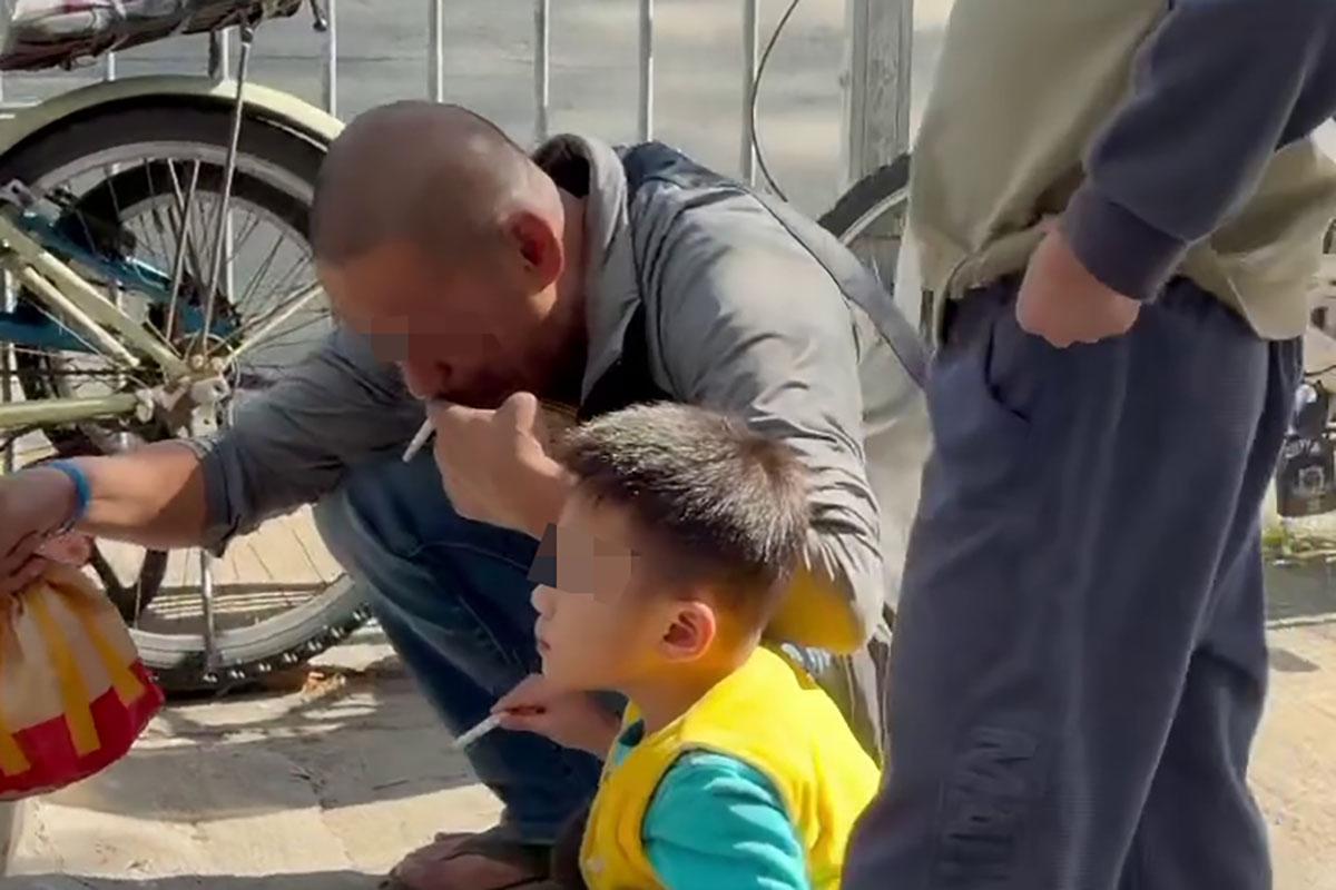 元朗一名幼童在街頭懷疑吸煙,途人目擊後隨即拍片,但只影到幼童手持香煙,身旁的同行老翁卻未見阻止。(Threads影片截圖)