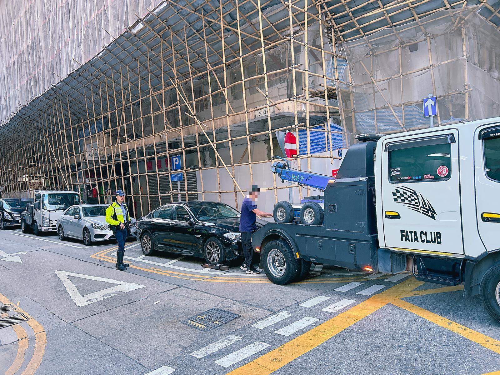 警油尖區打擊違泊發642張告票,39歲非華裔男涉4罪被捕。(警方圖片)