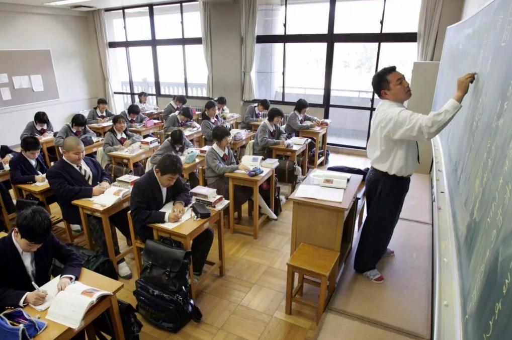 日本神戶市一名17歲女高中生,去年4月突然發覺只有中年物理男教師的聲音聽不懂,就醫才知患上罕見病。此為配圖,與本個案無關。(互聯網)