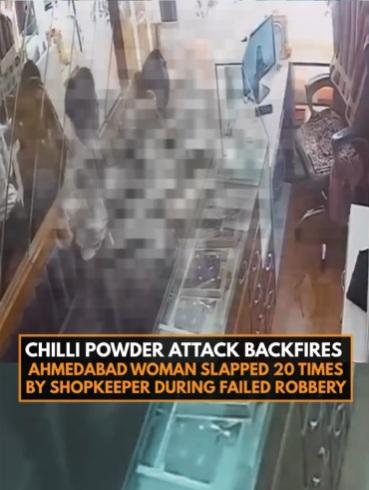 店主掌摑女子,由飾櫃後方打到前方。(互聯網)