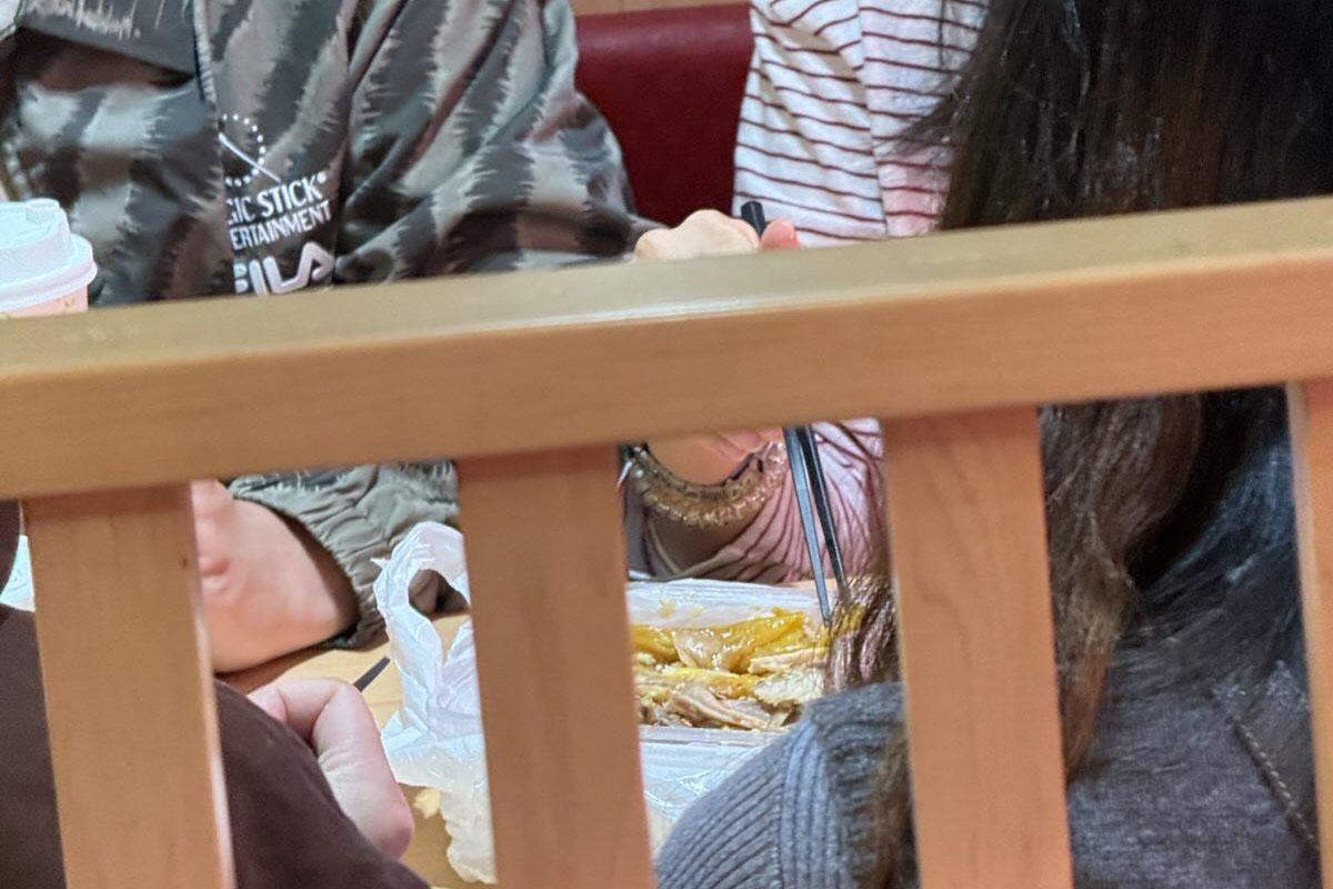 有壽司郎食客目睹有其他食客,在店內大肆享用手撕雞、快餐店薯條等外來食物。(Threads圖片)