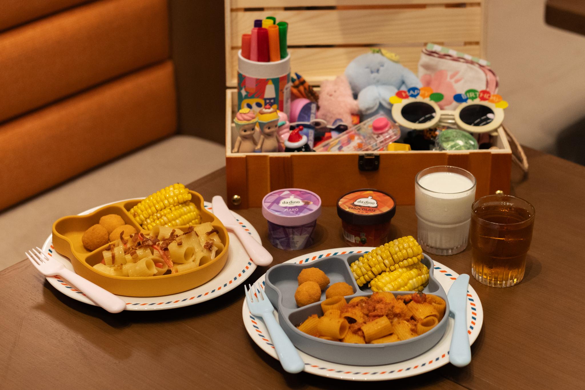 兒童餐附送兩款小食、雪糕及飲品,每位小童更贈送玩具,逗小孩子開心。