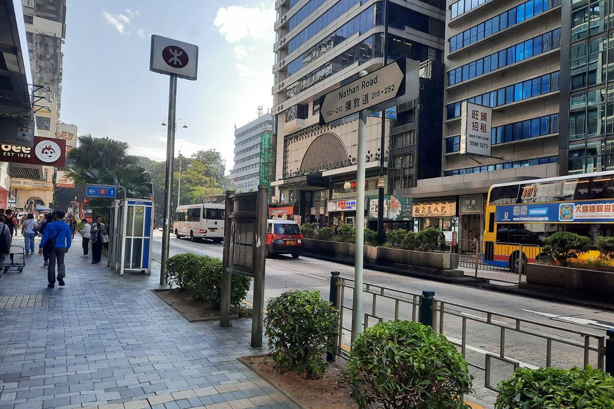 路政署接獲查詢後隨即到彌敦道視察,並未發現據稱的「電子屏幕街道牌」。(路政署提供)