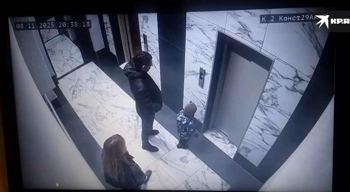 事發前,男童與父母在大廈1樓等𨋢。(互聯網)