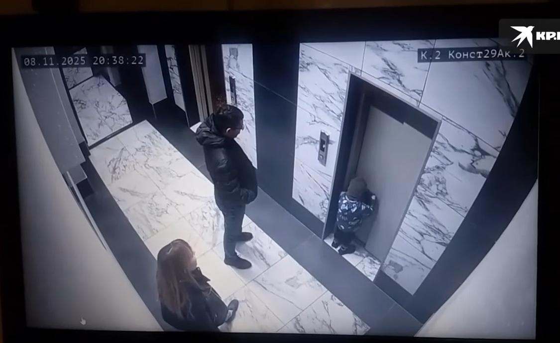 男童好奇,推一推升降機門。(互聯網)