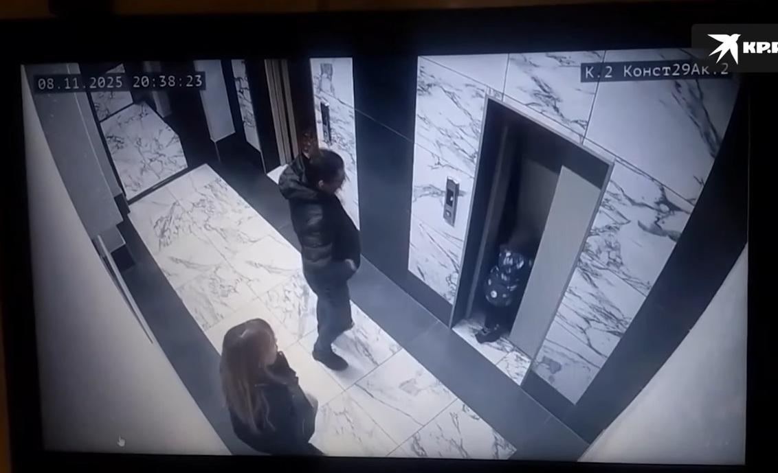 男童一推,升降機門即被推開。(互聯網)