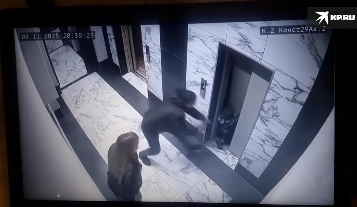 男童向前跌,父親試圖拉著他。(互聯網)