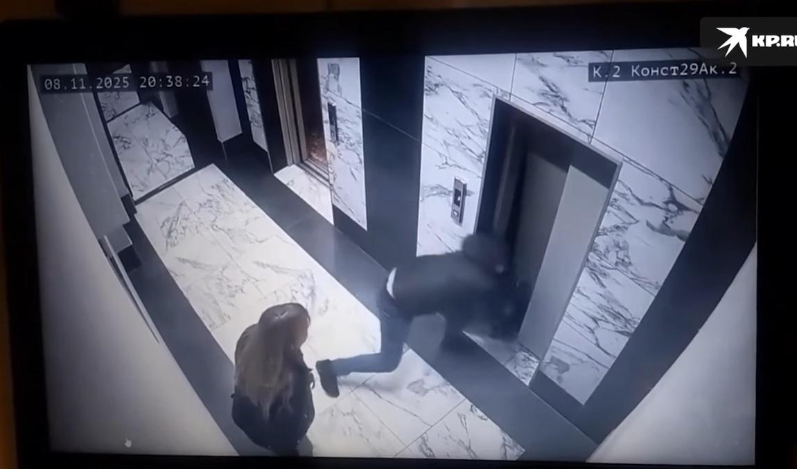 父親捉不住,男童跌進槽底。(互聯網)