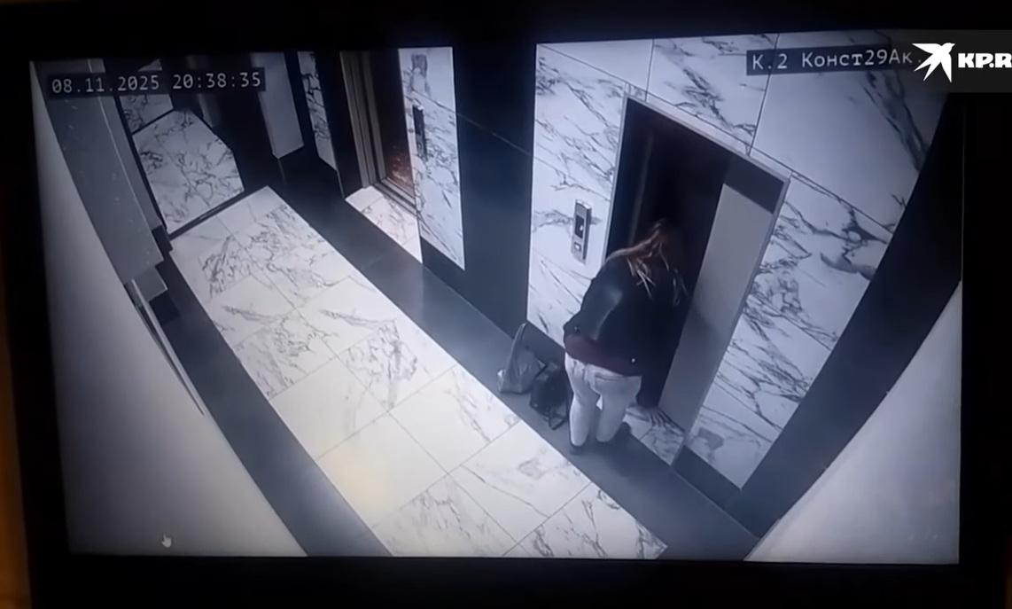 父親落槽底救兒子,母親用手機電筒照明。(互聯網)