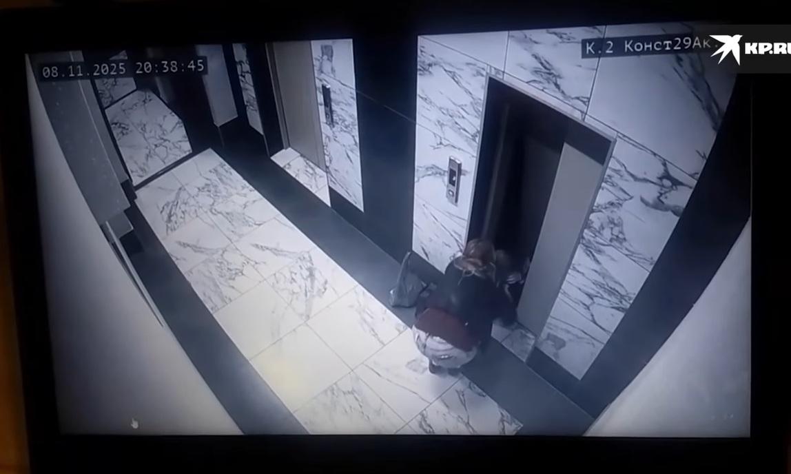 父親落槽底救兒子,母親用手機電筒照明。(互聯網)