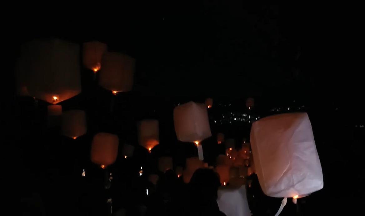 民眾放天燈,把心意傳給在天上的親人。(互聯網)