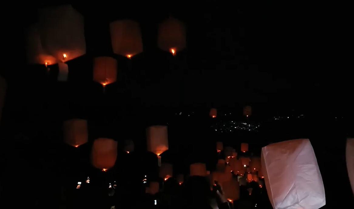 民眾放天燈,把心意傳給在天上的親人。(互聯網)