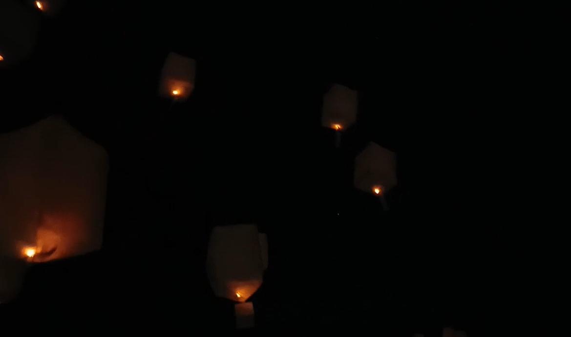 活動主題「給天國的信」,寓意將心中未能說出的話化作信件,隨天燈升空,傳達心意給在天上的親人。(互聯網)