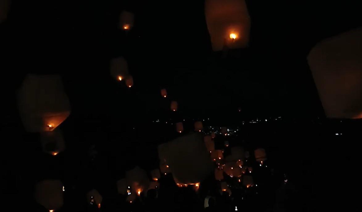 活動主題「給天國的信」,寓意將心中未能說出的話化作信件,隨天燈升空,傳達心意給在天上的親人。(互聯網)