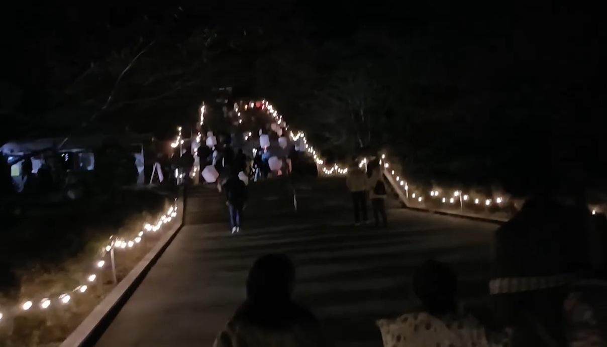 活動當晚,民眾把天燈帶往施放地點。(互聯網)