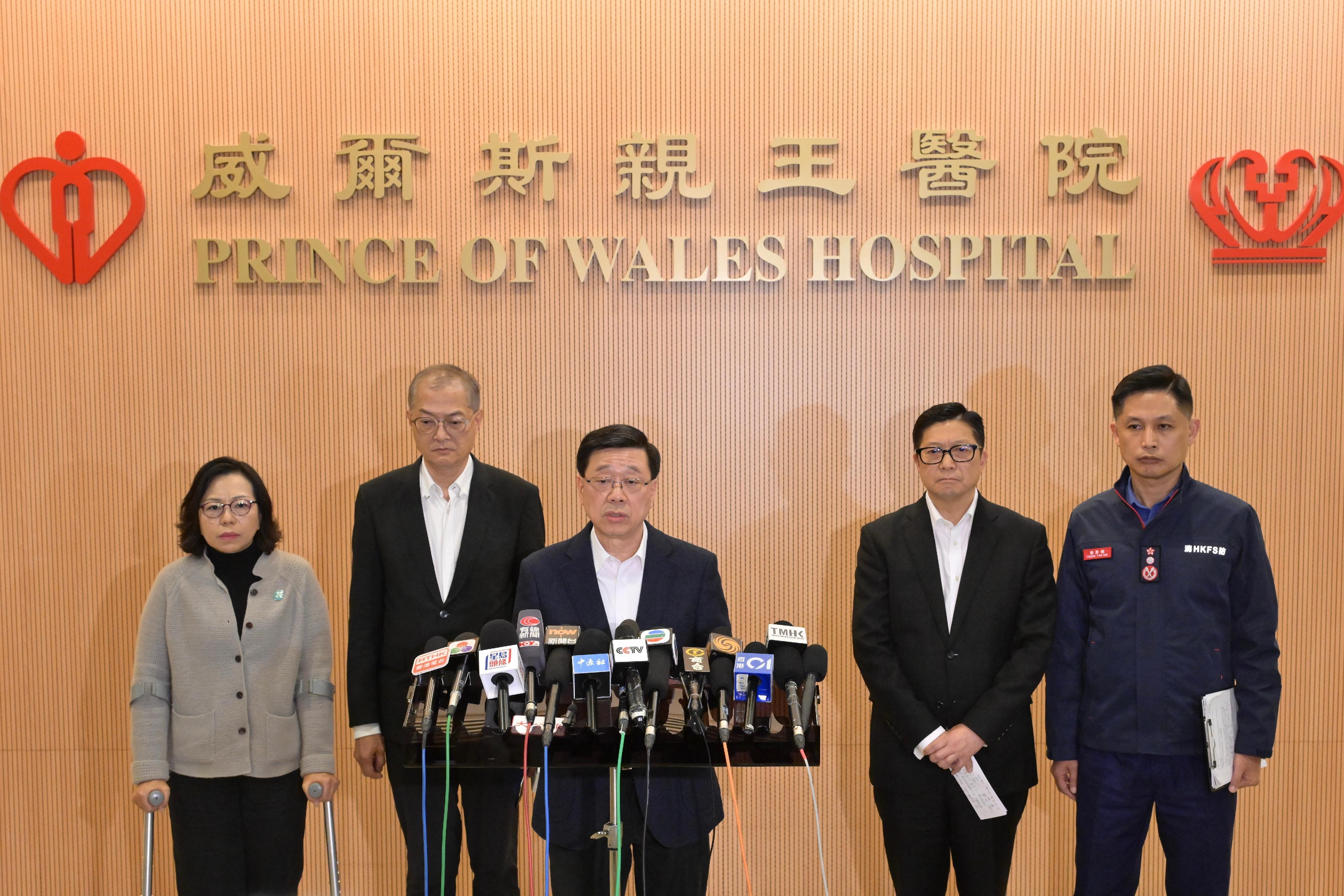 行政長官李家超(中)前往威爾斯親王醫院探望大埔宏福苑五級火警傷者後,聯同保安局局長鄧炳強(右二)、醫務衞生局局長盧寵茂(左二)、民政及青年事務局局長麥美娟(左一)和消防處處長楊恩健(右一)會見傳媒。(政府新聞處)