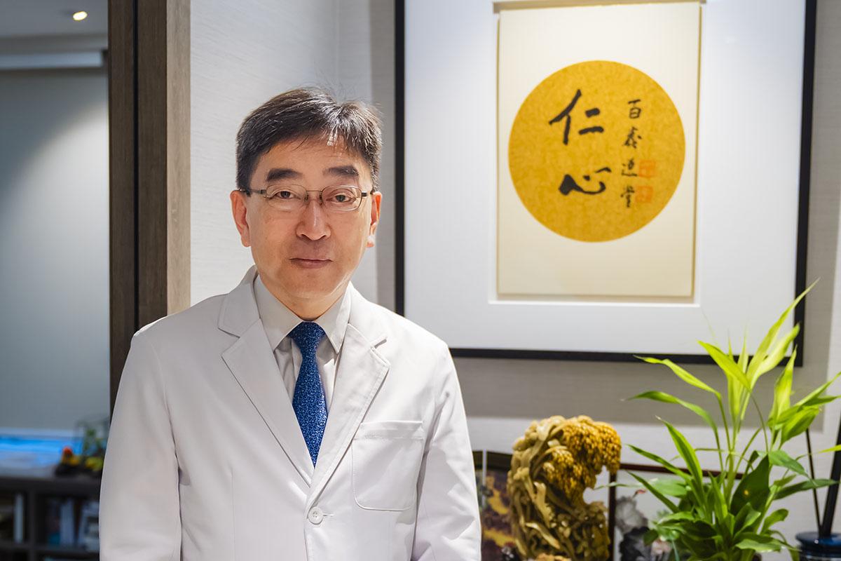 高永文獲樹仁大學頒授榮譽社會科學博士。(仁大提供)