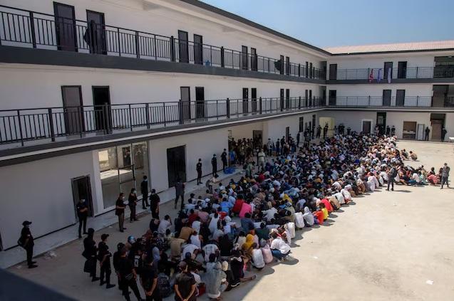 緬甸軍方今年較早時掃蕩KK園的詐騙中心,拘捕大批在內工作的人。(資料圖片)