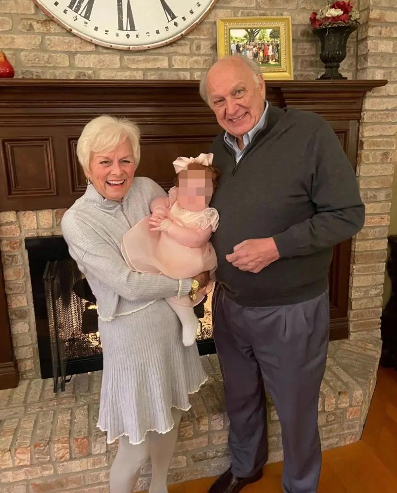 大衛為救孫女,遭保姆布思持螺絲批捅死。圖為大衛夫婦與女童的生活照。(互聯網)