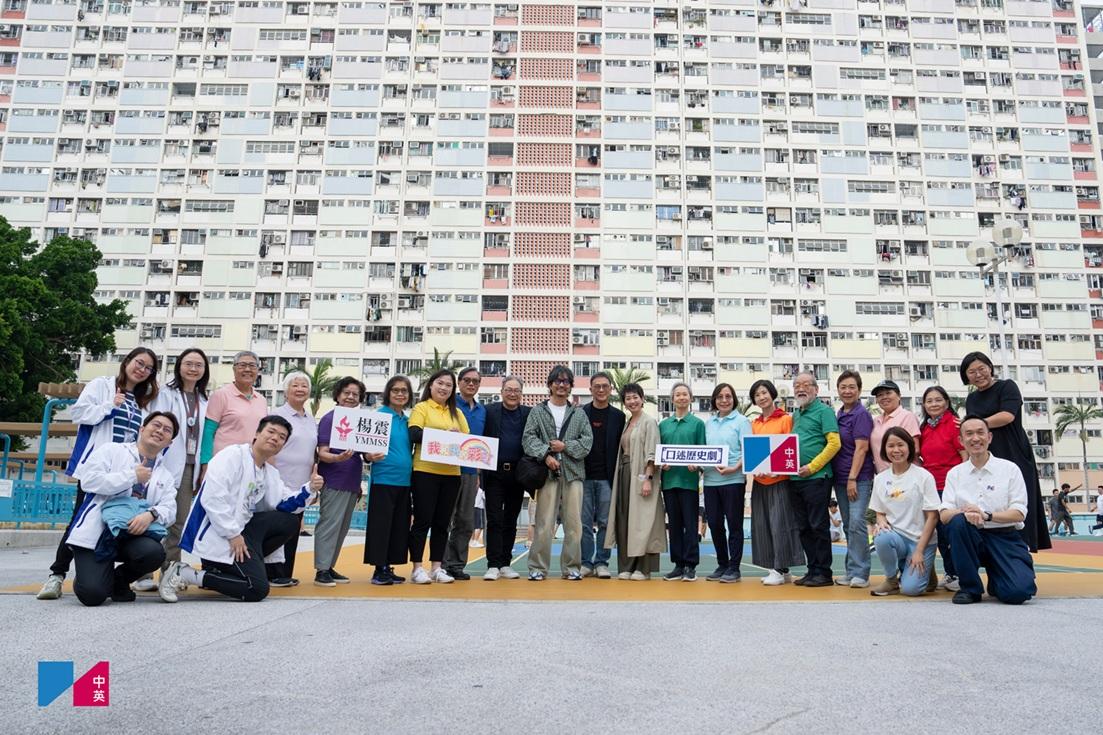謝君豪(中)與一眾演員一起走上彩虹邨的平台,與大家成長的地方拍下一張紀念照。