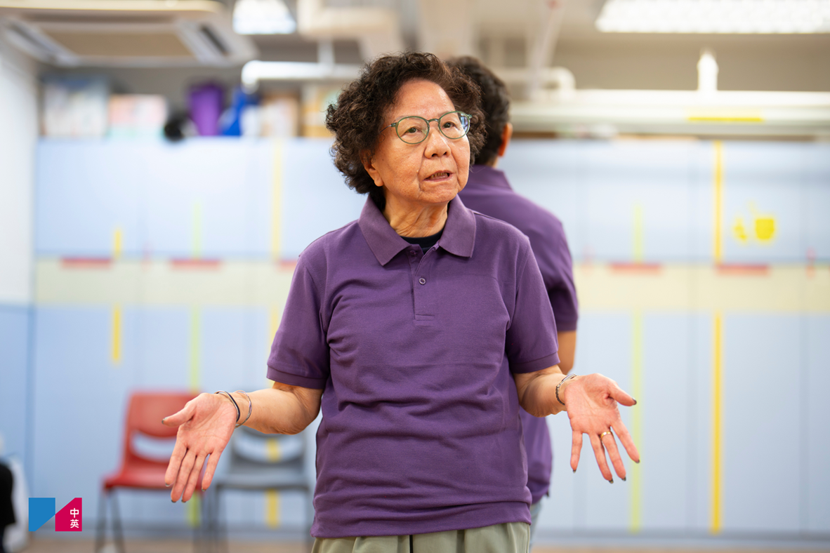 中英今次不僅演繹社區的口述歷史,決定走入社區,與老友記一同演繹彩虹邨。