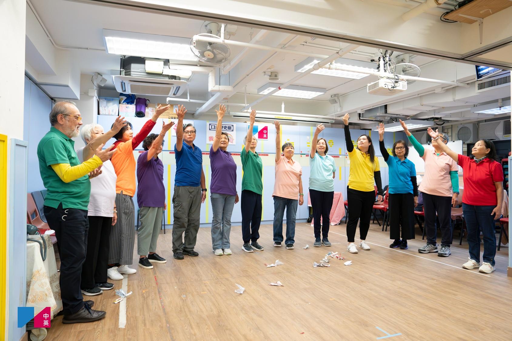 中英今次不僅演繹社區的口述歷史,決定走入社區,與老友記一同演繹彩虹邨。