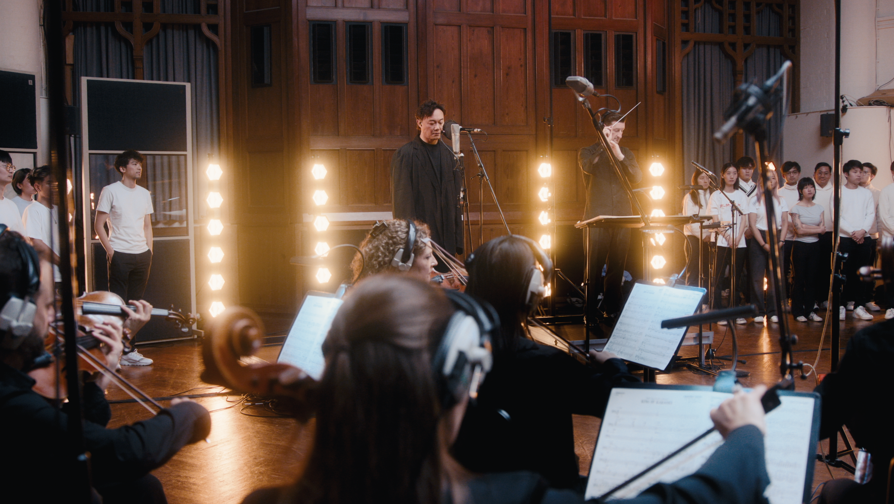 陳奕迅進駐具有140年歷史的Lyndhurst Hall錄音室,於AIR Studios與60位頂級樂手組成的The Heritage Orchestra管弦樂團合作