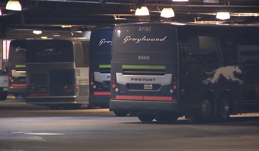 少女由一名女子陪同,乘灰狗長途巴前往匹茲堡。(互聯網)