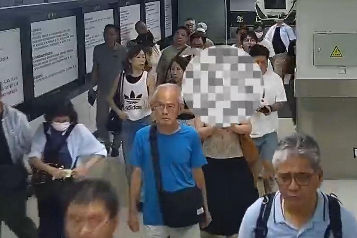 一名女子北上期間在裙內藏有229條觀賞魚,其後在羅湖被深圳海關截獲。(微信「海關發布」影片截圖)