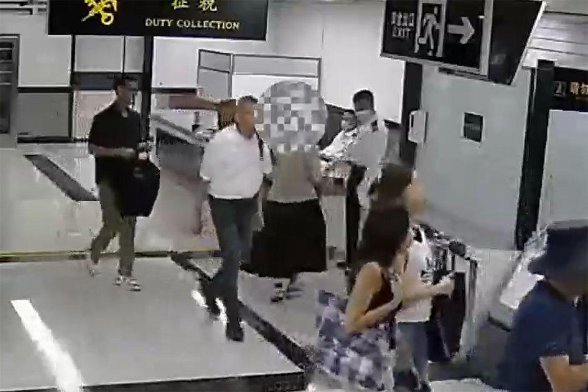 一名女子北上期間在裙內藏有229條觀賞魚,其後在羅湖被深圳海關截獲。(微信「海關發布」影片截圖)