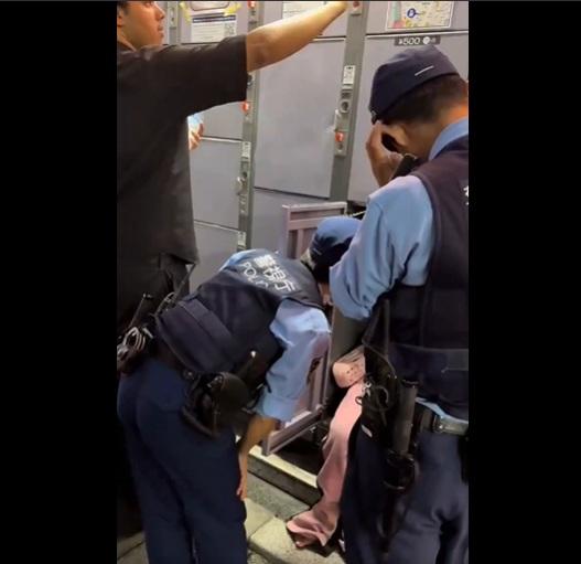 年輕女子抱著小熊維尼公仔睡在儲物櫃裡,警員把她喚醒。(互聯網)