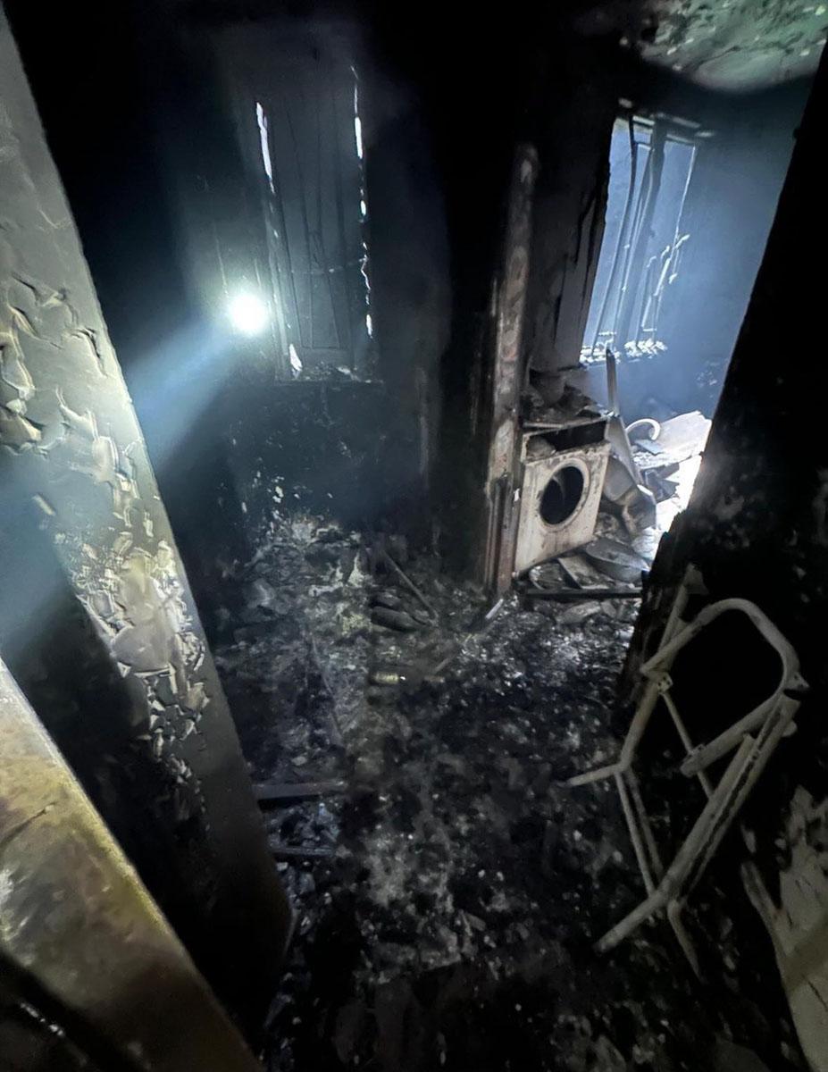 大埔宏福苑五級火發生後,部分單位內部已燒至滿目瘡痍。(網上圖片)