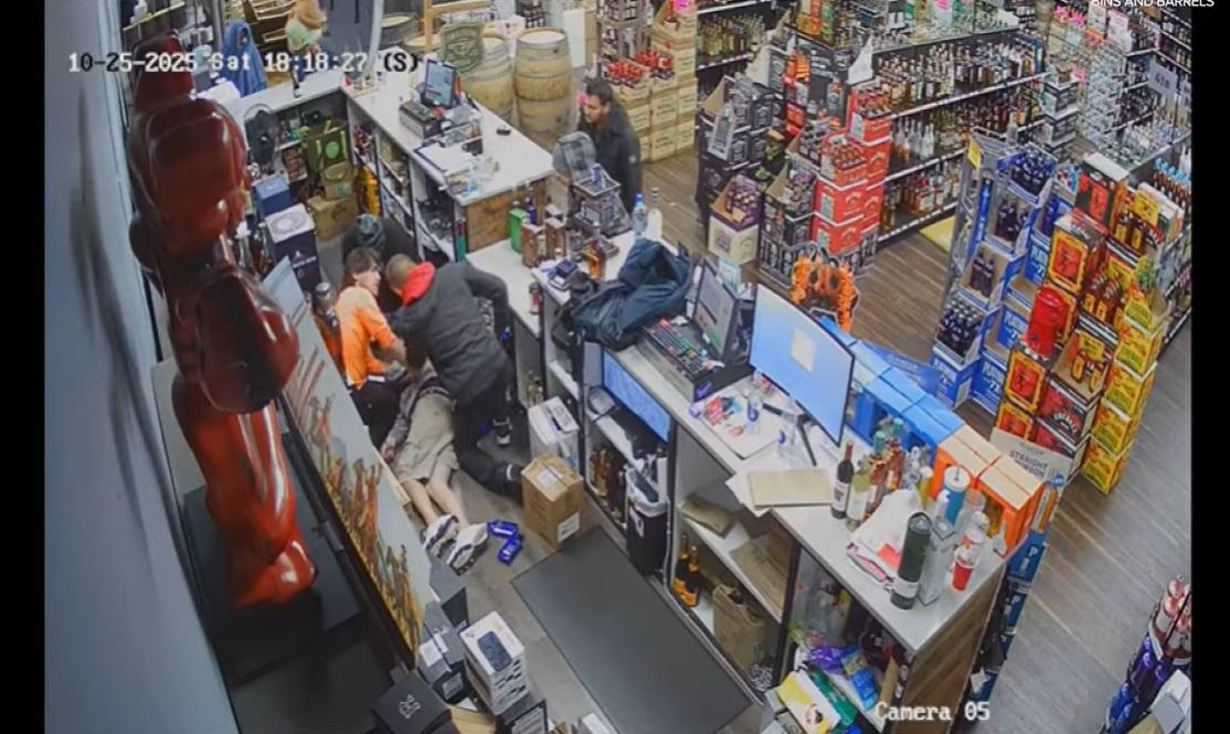 男子起初與兩人協助病發倒地的店員。(互聯網)