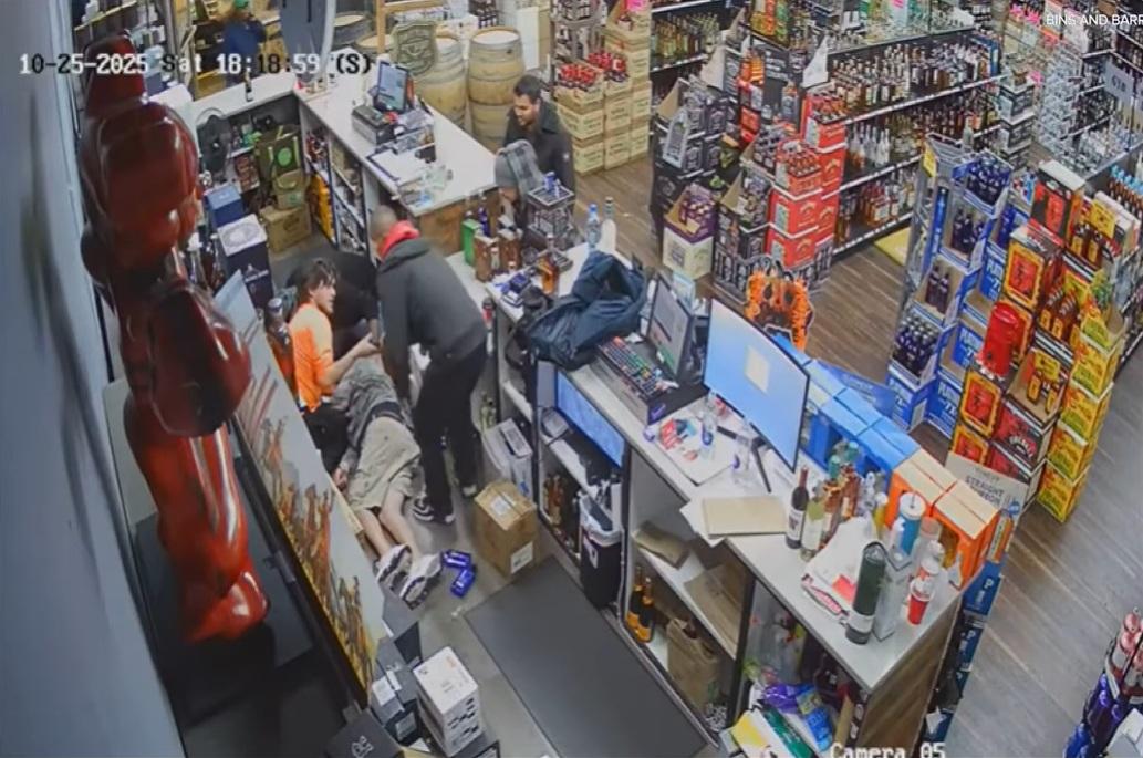 男子假裝協助,給另一人遞上物品。(互聯網)