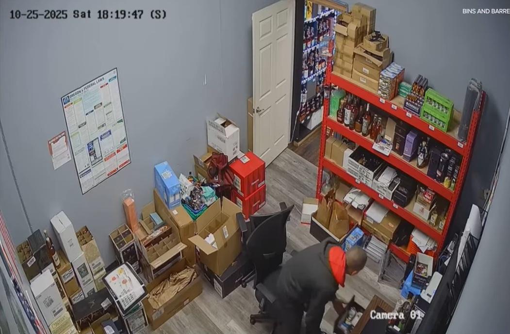 男子進倉庫後,翻找辦公桌櫃桶。(互聯網)