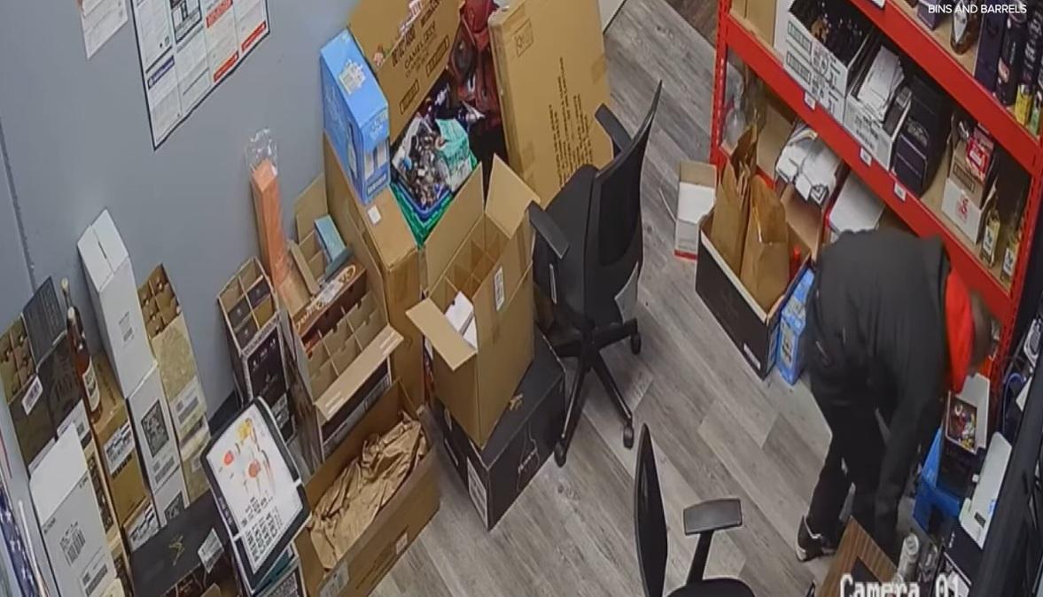 男子在倉庫後翻找貨架偷東西。(互聯網)